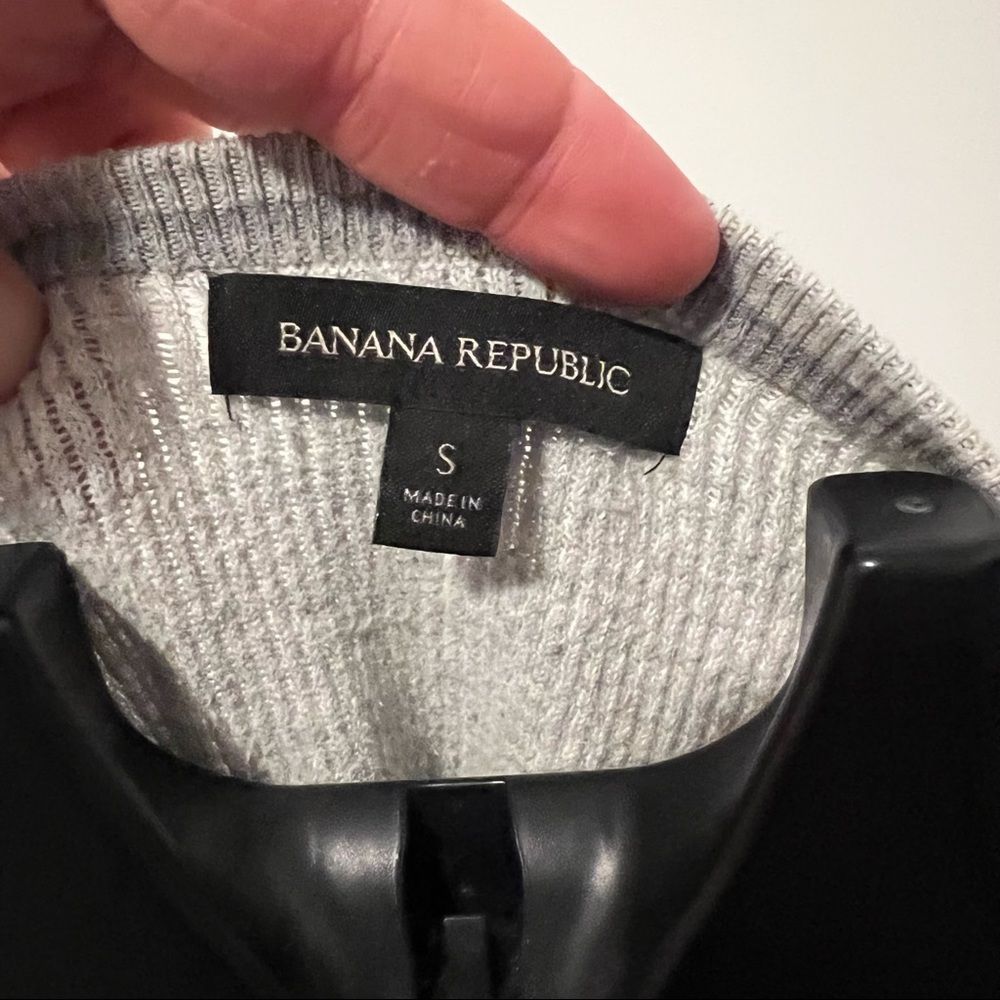 Banana Republic Waffle Knit Gray Crewneck 100% cotton Sweater Men’s Small - Picture 3 of 4